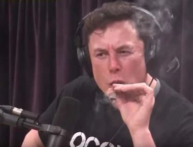 Δραματική πτώση των μετοχών της Tesla - Ο Μασκ κάπνισε μαριχουάνα σε διαδικτυακή εκπομπή (βίντεο)